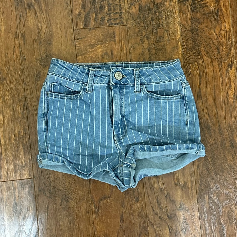 SO stripped shorts !